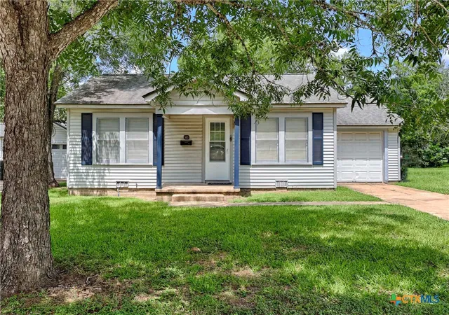 1st image of 903 N Glendale St, Hallettsville, TX 77964 | MLS# 620509