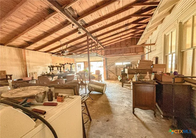 12th image of 810 N Avenue H, Shiner, TX 77984 | MLS# 620483