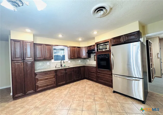 Photo 4 of Single family home for sale at 105 Curry Dr, Gatesville, TX 76528 | MLS# 620440 | Listing updated on 2026-10-06