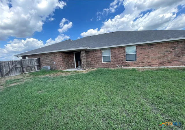 Listing Photo 2 - Condo for sale in building located at 1906 Charleston Ct, Killeen, TX 76542 - Unit #