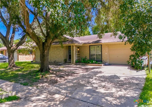 1st image of 504 Maplewood Dr, Victoria, TX 77901 | MLS# 620846