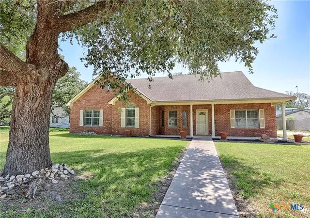 1st image of 417 S Main St, Hallettsville, TX 77964 | MLS# 620826