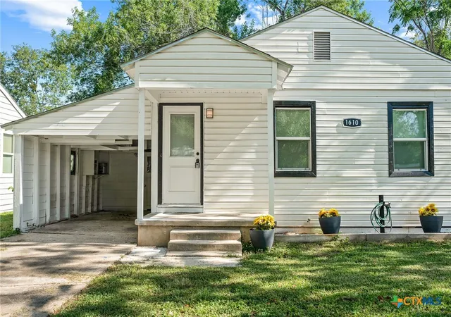 1st image of 1610 E Rosebud Ave, Victoria, TX 77901 | MLS# 620944