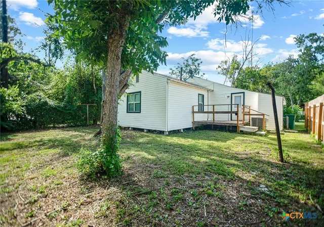 3rd image of 1610 E Rosebud Ave, Victoria, TX 77901 | MLS# 620944
