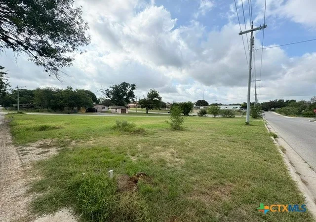 2nd image of 301 N Heideke St, Seguin, TX 78155 | MLS# 621065