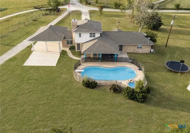 2nd image of 1506 Harwood Rd, Luling, TX 78648 | MLS# 621091