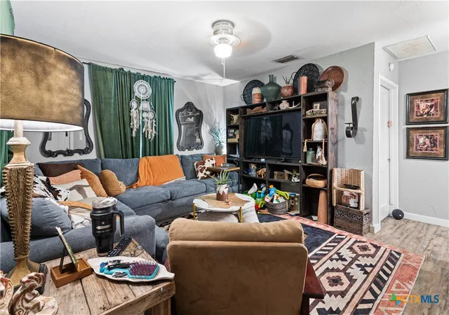 5th image of 1409 E Mimosa Ave, Victoria, TX 77901 | MLS# 621267