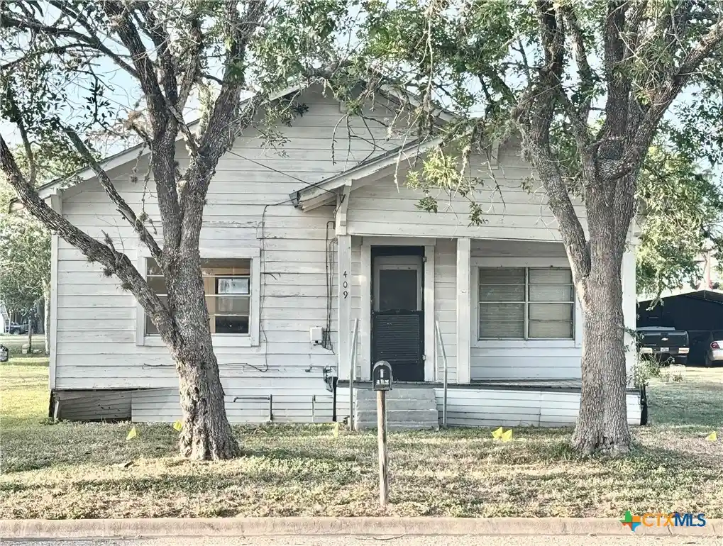 Single family home for sale at 409 W Morris St, Yoakum, TX 77995 | MLS# 621676