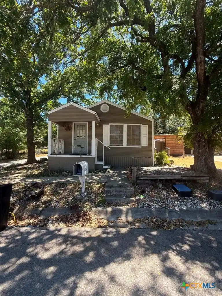 Single family home for sale at 206 W Avenue B, Lampasas, TX 76550 | MLS# 623758