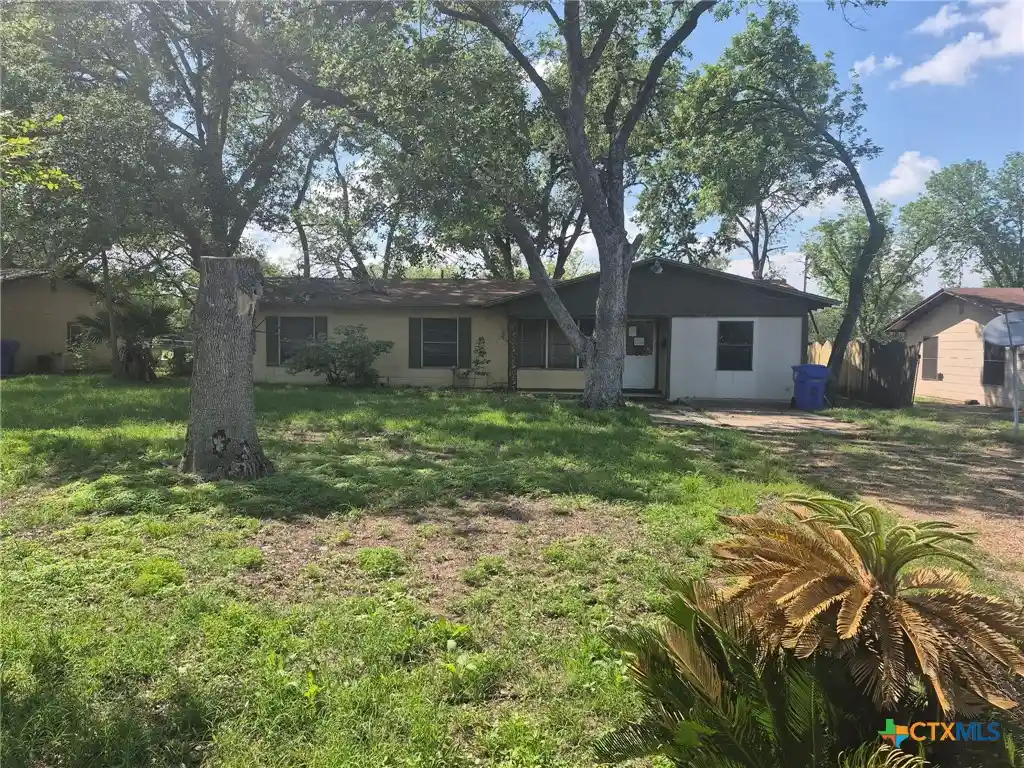 Photo 1 of Sale Pending at 404 Svoboda St, Yoakum, TX 77995 | MLS# 625171 | Listing updated on 2026-10-20