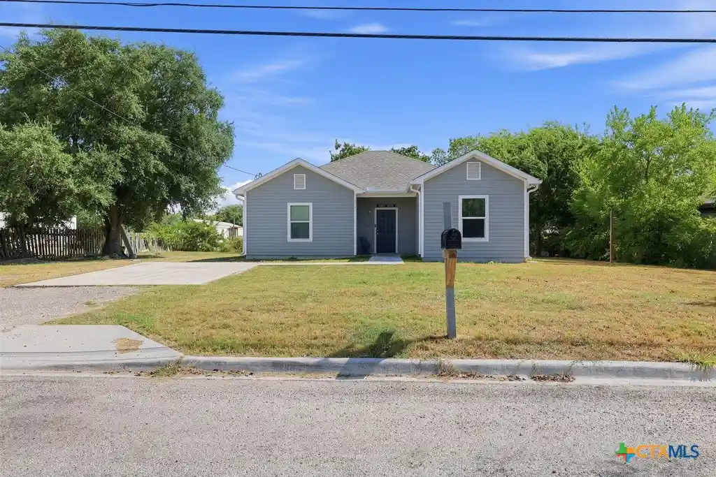 Single family home for sale at 820 S Benavides St, Port Lavaca, TX 77979 | MLS# 625572