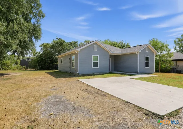 Photo 2 of Single family home for sale at 820 S Benavides St, Port Lavaca, TX 77979 | MLS# 625572 | Listing updated on 2026-10-05
