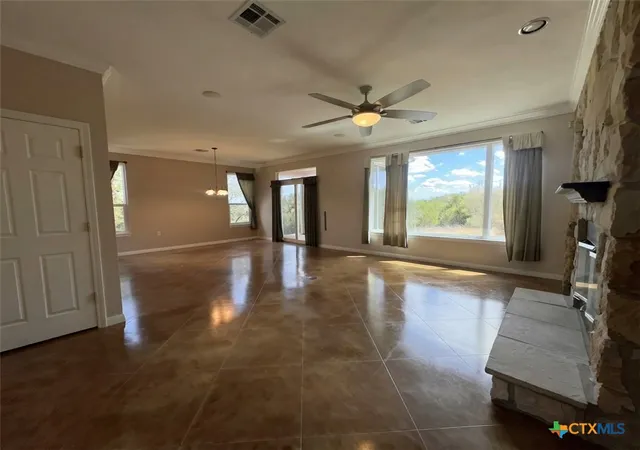 Photo 3 of Single family home for sale at 425 Crestwood Dr, Killeen, TX 76549 | MLS# 625008 | Listing updated on 2026-09-23