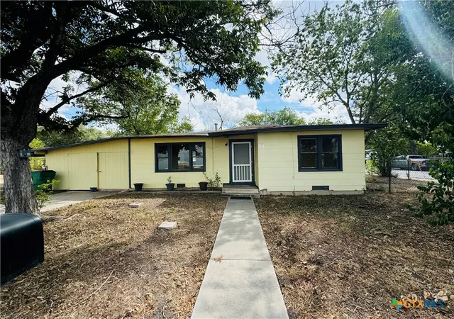 Photo 1 of Single family home for sale at 2003 N Guadalupe St, Seguin, TX 78155 | MLS# 625683 | Listing updated on 2026-09-19