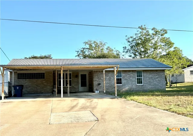 Single family home for sale at 422 W Franklin St, Goliad, TX 77963 | MLS# 625924