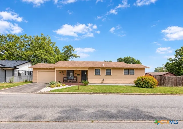 Photo 1 of Single family home for sale at 600 N Market St, Hallettsville, TX 77964 | MLS# 625882 | Listing updated on 2026-09-23