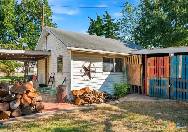 Photo 3 of Single family home for sale at 202 E Avenue, Rosebud, TX 76570 | MLS# 626450 | Listing updated on 2026-09-28