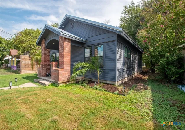 Photo 1 of Single family home for sale at 207 S Chestnut St, Lampasas, TX 76550 | MLS# 626455 | Listing updated on 2026-09-29