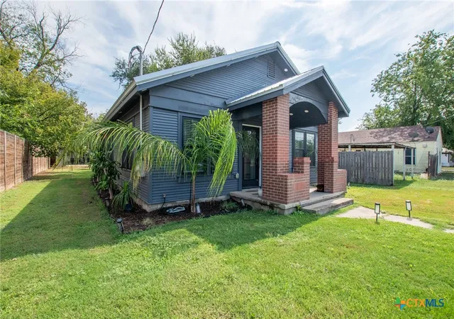Photo 3 of Single family home for sale at 207 S Chestnut St, Lampasas, TX 76550 | MLS# 626455 | Listing updated on 2026-09-29