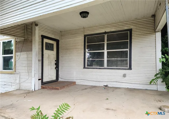 Photo 3 of Single family home for sale at 123 E Davis St, Luling, TX 78648 | MLS# 626477 | Listing updated on 2026-09-29