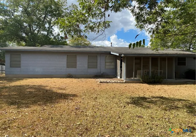 Photo 3 of Single family home for sale at 410 West 14th St, Shiner, TX 77984 | MLS# 626404 | Listing updated on 2026-09-29