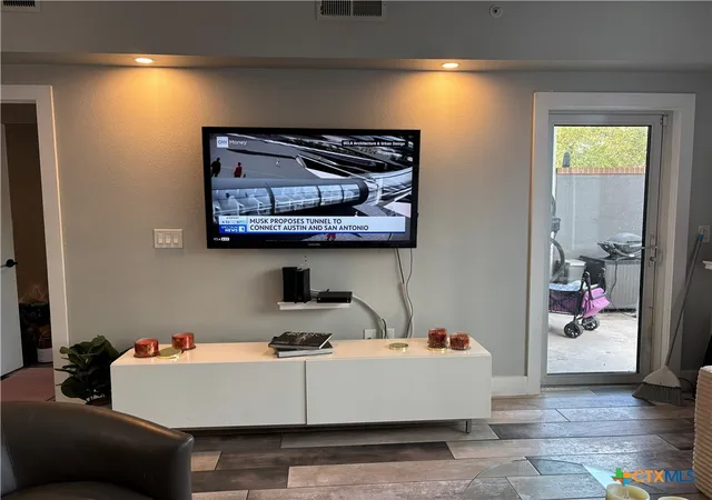 Photo 3 of Condo for sale at 54 Rainey St, Austin, TX 78701 | MLS# 626582 | Listing updated on 2026-10-07