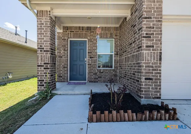 Photo 3 of Single family home for sale at 352 Euclid Ln, Kyle, TX 78640 | MLS# 626856 | Listing updated on 2026-10-07