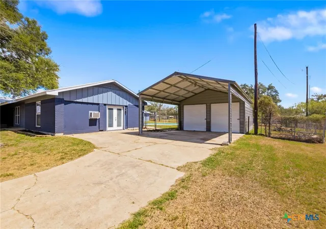 Photo 3 of Single family home for sale at 652 Mockingbird Ln, Goliad, TX 77963 | MLS# 626695 | Listing updated on 2026-10-02