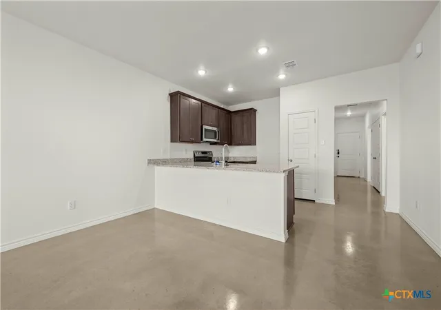 Listing Photo 4 - Condo for sale in building located at 8910 Little Leaf Mulberry Dr, Killeen, TX 76542