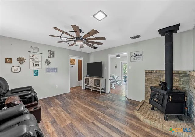 Photo 3 of Single family home for sale at 611 Rosenthal Rd, Lorena, TX 76655 | MLS# 626937 | Listing updated on 2026-10-05