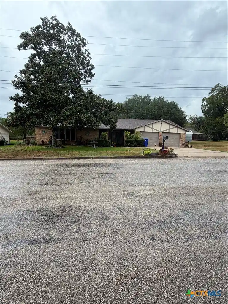 Single family home for sale at 904 Carroll Dr, Yoakum, TX 77995 | MLS# 626736