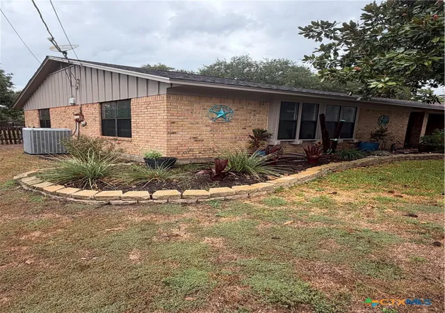 Photo 2 of Single family home for sale at 904 Carroll Dr, Yoakum, TX 77995 | MLS# 626736 | Listing updated on 2026-10-06