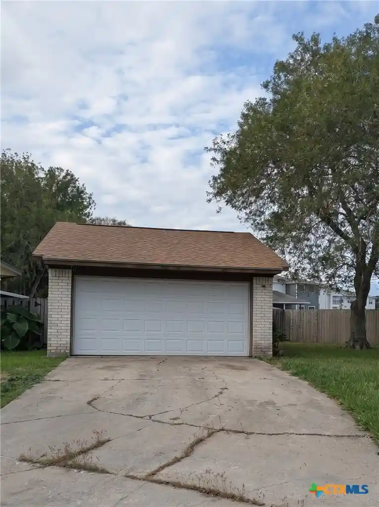 Photo 1 of Single family home for sale at 126 Waterford Dr, Victoria, TX 77901 | MLS# 626399 | Listing updated on 2026-10-18