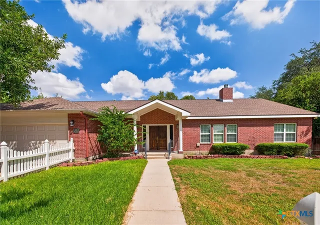 Photo 1 of Single family home for sale at 421 W Market St, Lockhart, TX 78644 | MLS# 626414 | Listing updated on 2026-10-06