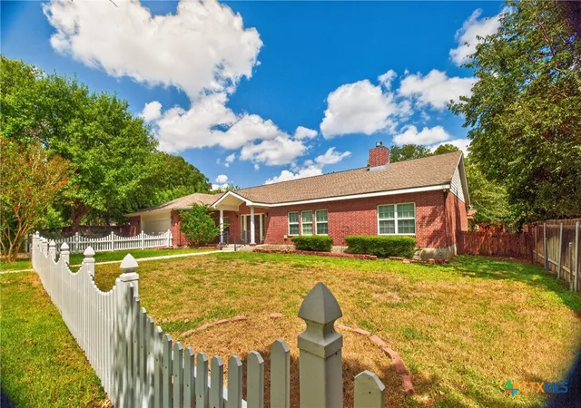 Photo 3 of Single family home for sale at 421 W Market St, Lockhart, TX 78644 | MLS# 626414 | Listing updated on 2026-10-06