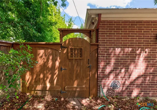 Photo 3 of Single family home for sale at 421 W Market St, Lockhart, TX 78644 | MLS# 626414 | Listing updated on 2026-10-06