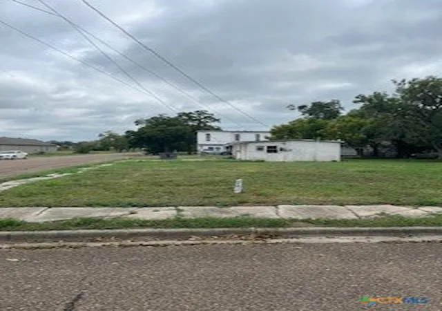 Photo 2 of Single family home for sale at 1015 Ash St, Victoria, TX 77901 | MLS# 627054 | Listing updated on 2026-10-06