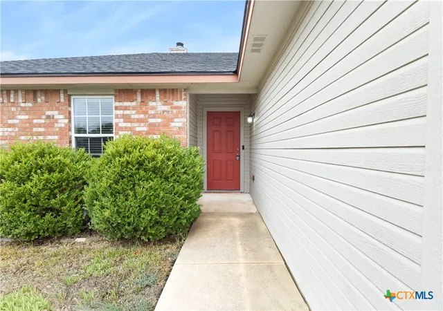 Photo 3 of Single family home for sale at 211 Mccullough Loop, Temple, TX 76502 | MLS# 625870 | Listing updated on 2026-10-07