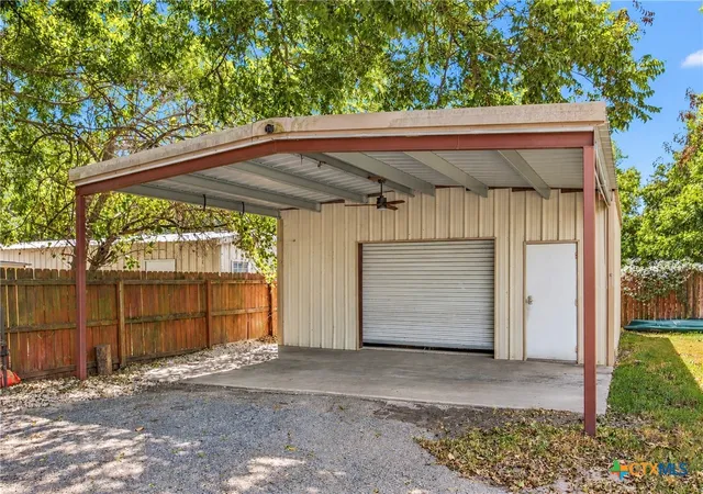 Photo 3 of Single family home for sale at 512 N Ave F, Shiner, TX 77984 | MLS# 626969 | Listing updated on 2026-10-08