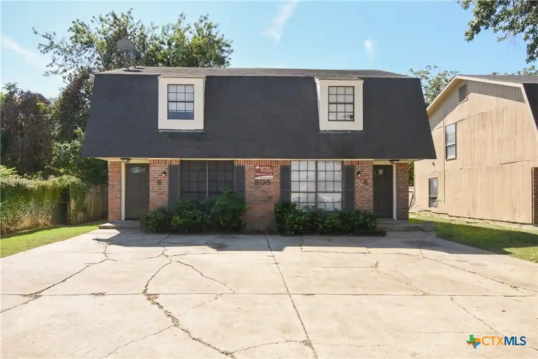 Townhouse for sale at 805 E Hiller St, Victoria, TX 77901 | MLS# 627678