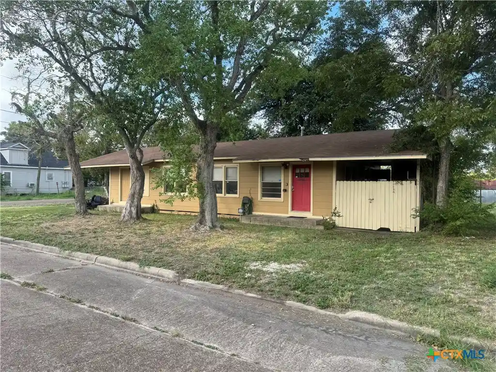 Photo 1 of Single family home for sale at 901 N Cameron St, Victoria, TX 77901 | MLS# 627517 | Listing updated on 2026-10-16