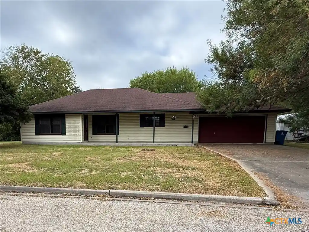 Single family home for sale at 1011 N Ann St, Port Lavaca, TX 77979 | MLS# 627038