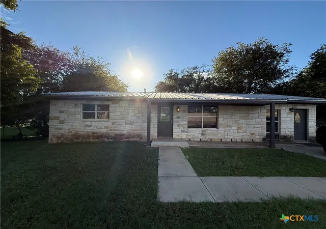 Photo 1 of Single family home for sale at 32 Hillcrest Dr, Lampasas, TX 76550 | MLS# 628649 | Listing updated on 2026-10-30