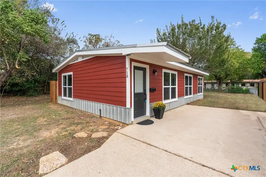 Photo 1 of Single family home for sale at 718 Hunter Dr, Rockdale, TX 76567 | MLS# 628797 | Listing updated on 2026-10-28