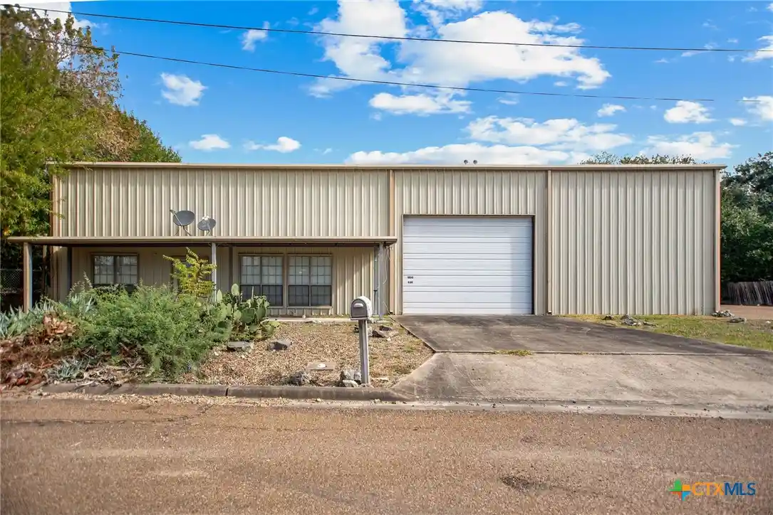 Single family home for sale at 1800 Oak Dr, Port Lavaca, TX 77979 | MLS# 628737