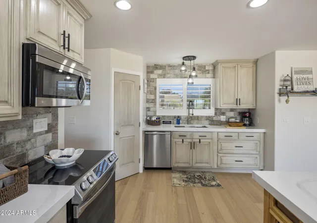 Photo 3 of Sale Pending at 1505 E Cloud Rd, Phoenix, AZ 85086 | MLS# 6696337 | Listing updated on 2026-03-23