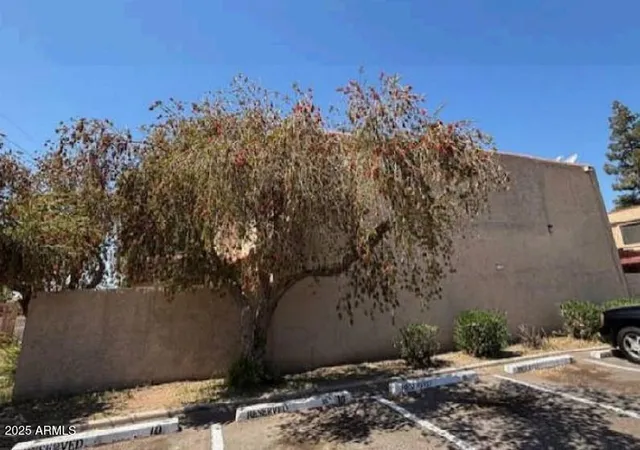 Photo 3 of Townhouse for sale at 5002 N 41st Avenue, Phoenix, AZ 85019 | MLS# 6858884 | Listing updated on 2026-04-05