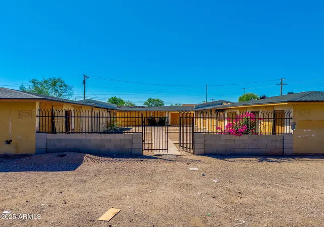 Photo 4 of Townhouse for sale at 2505 E Monroe St, Phoenix, AZ 85034 | MLS# 6933943 | Listing updated on 2026-08-25