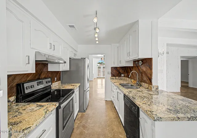 Photo 2 of Townhouse for sale at 6640 N Chatelaine Pl, Phoenix, AZ 85014 | MLS# 6928234 | Listing updated on 2026-09-02