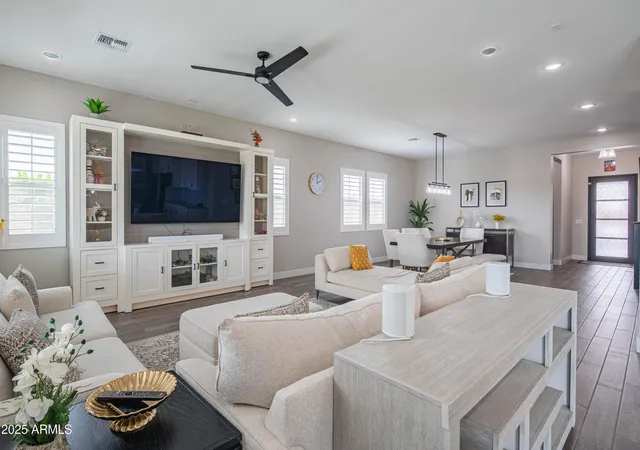 Photo 4 of Sale Pending at 5232 S Cobblestone St, Gilbert, AZ 85298 | MLS# 6929317 | Listing updated on 2026-08-11